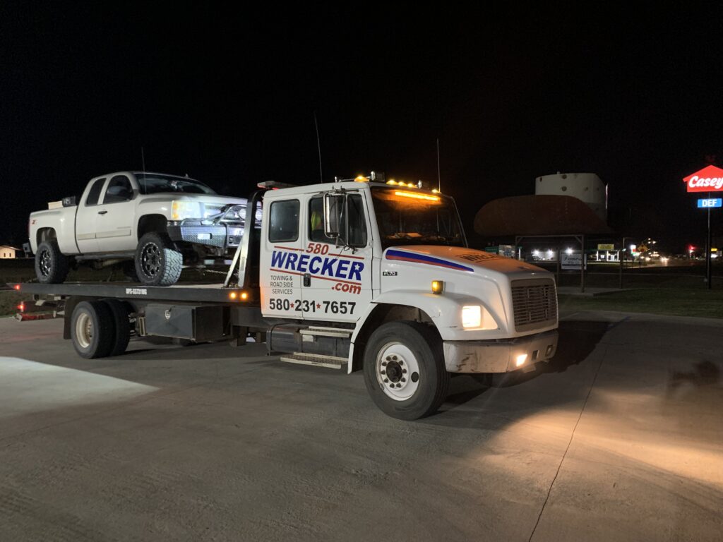 580 Wrecker tow truck serving Enid, Oklahoma near local repair shops